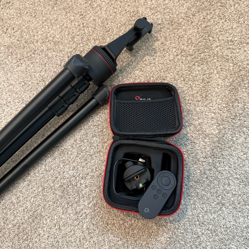 Pivo Black Tripod with Remote - Picture 13 of 16